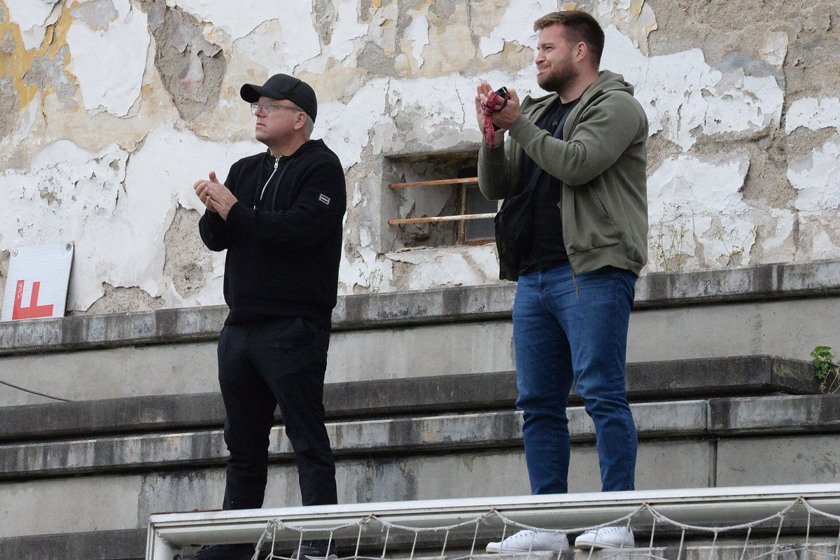 HonzaStumpi's tweet photo. Vidět Larse takhle na Bčku je skvělý. Takhle mu každej může věřit to prohlášení, co pronesl.

Lidsky to bude skvělej člověk, bohužel pozice hlavního trenéra nebyla pro něj. To, co ho zdobilo jako asistenta, to všechno jako HT ztratil. https://t.co/9y2mIgCI3N