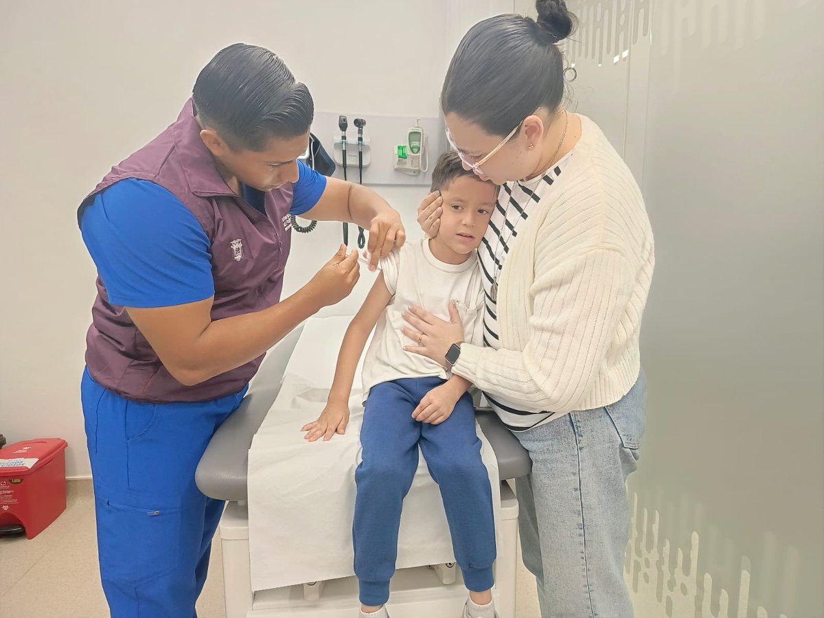 Salud_Guayas's tweet photo. 🗓️ ¡Este fin de semana vacunamos a los más pequeños!

📌 en las instalaciones de @UEESClinic
🕘 Sábado y domingo | 10h00 - 16h30
💉 Vacuna DPT para niños de 5 a 6 años 11 meses 29 días
👩‍⚕️ Previene difteria, tosferina y tétanos

#Samborondón
#MSPEnTerritorio💪 https://t.co/EzMY8DQf2S
