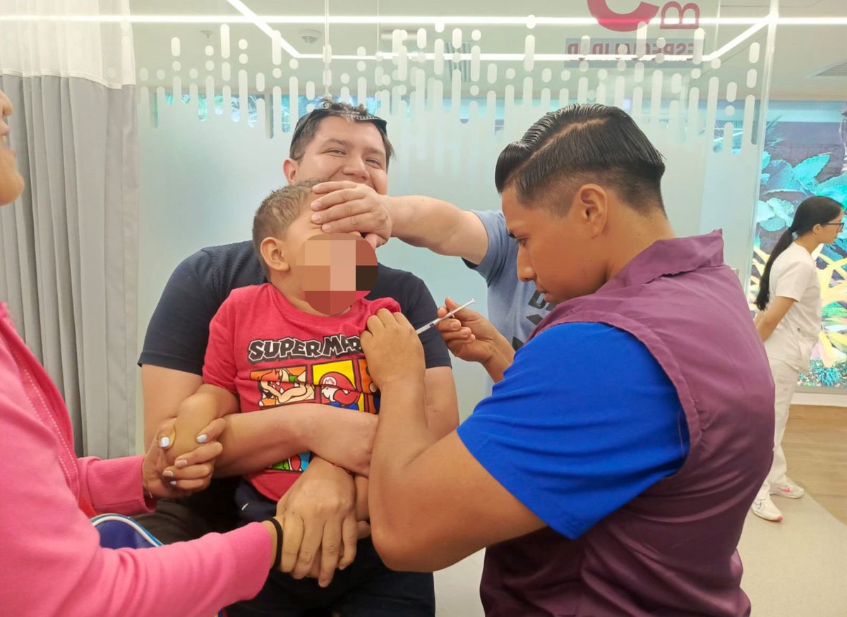 Salud_Guayas's tweet photo. 🗓️ ¡Este fin de semana vacunamos a los más pequeños!

📌 en las instalaciones de @UEESClinic
🕘 Sábado y domingo | 10h00 - 16h30
💉 Vacuna DPT para niños de 5 a 6 años 11 meses 29 días
👩‍⚕️ Previene difteria, tosferina y tétanos

#Samborondón
#MSPEnTerritorio💪 https://t.co/EzMY8DQf2S