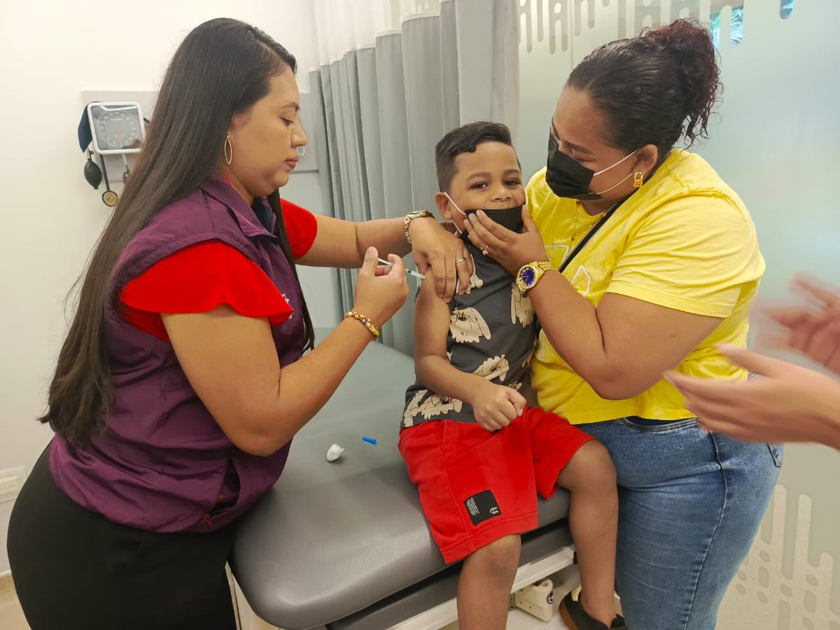 Salud_Guayas's tweet photo. 🗓️ ¡Este fin de semana vacunamos a los más pequeños!

📌 en las instalaciones de @UEESClinic
🕘 Sábado y domingo | 10h00 - 16h30
💉 Vacuna DPT para niños de 5 a 6 años 11 meses 29 días
👩‍⚕️ Previene difteria, tosferina y tétanos

#Samborondón
#MSPEnTerritorio💪 https://t.co/EzMY8DQf2S