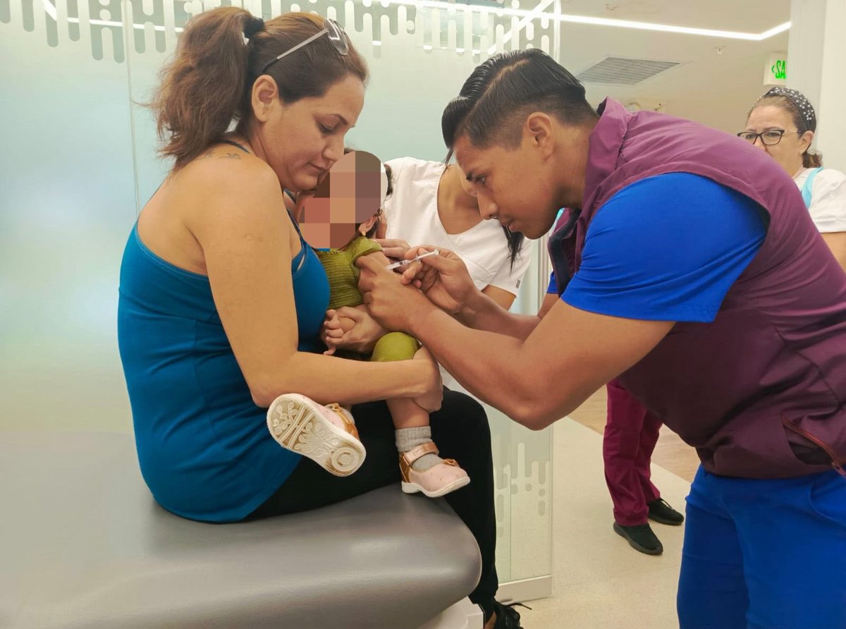 Salud_Guayas's tweet photo. 🗓️ ¡Este fin de semana vacunamos a los más pequeños!

📌 en las instalaciones de @UEESClinic
🕘 Sábado y domingo | 10h00 - 16h30
💉 Vacuna DPT para niños de 5 a 6 años 11 meses 29 días
👩‍⚕️ Previene difteria, tosferina y tétanos

#Samborondón
#MSPEnTerritorio💪 https://t.co/EzMY8DQf2S