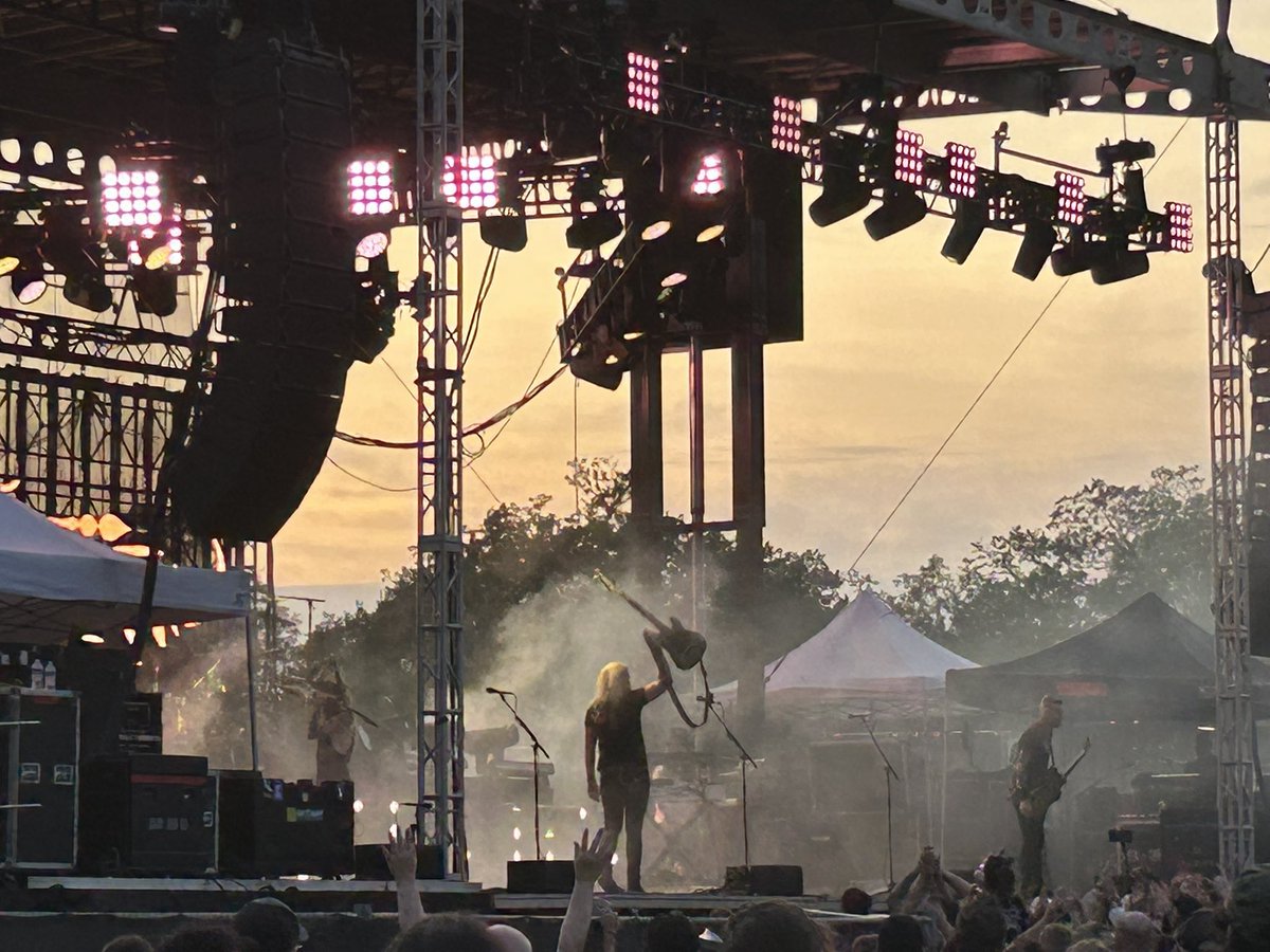 StormRider912's tweet photo. Despite all the tornado warnings and emergencies last night, which I cranked out a ton of them on my FB, I was still able to enjoy the @mastodonmusic & @Coheed concert #FireflyDistillery in #NorthCharlestonSC. https://t.co/aXOj6TPcRm