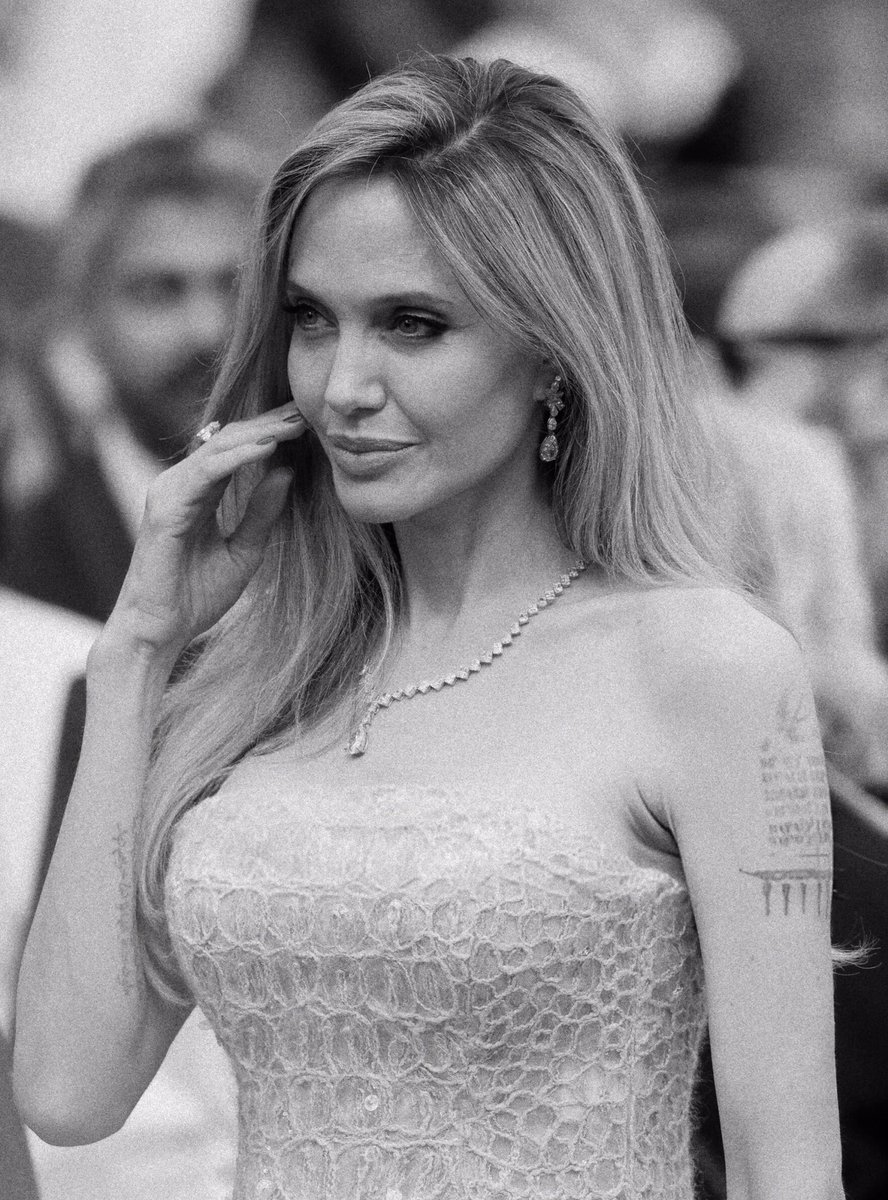 Angelina Jolie tweet media
