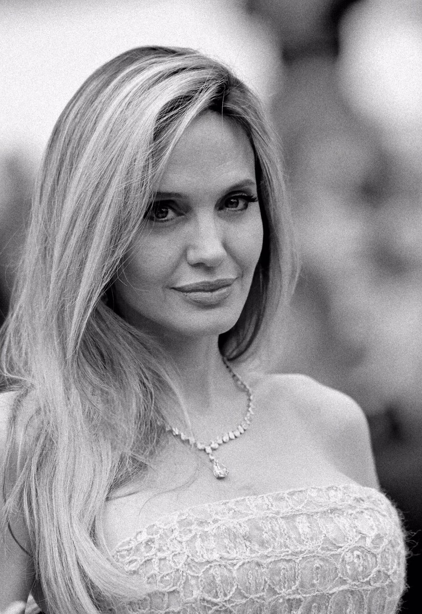 Angelina Jolie tweet media