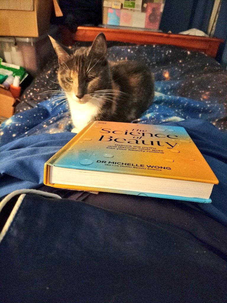 TezMillerOz's tweet photo. Dr. Michelle Wong's THE SCIENCE OF BEAUTY book, on a bed with a tortie cat. @PenguinBooksAus @LabMuffin #BookTwt #BookTwitter #CatsOfTwitter #BeautyScience #Beauty #Science #Books #Cats #Book #Cat #TheScienceOfBeauty #MichelleWong #LabMuffinBeautyScience https://t.co/6c9kv7gTZR