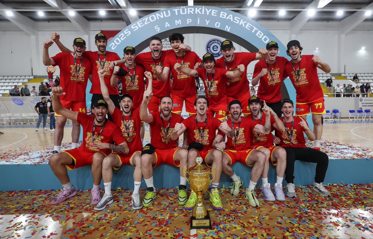 GoztepeBSKT's tweet photo. Şampiyonlar kupasıyla 🏆☺️

#GöztepeBasketbol 🐦‍🔥 #GözGöze100Sene https://t.co/qfyUiBd29j