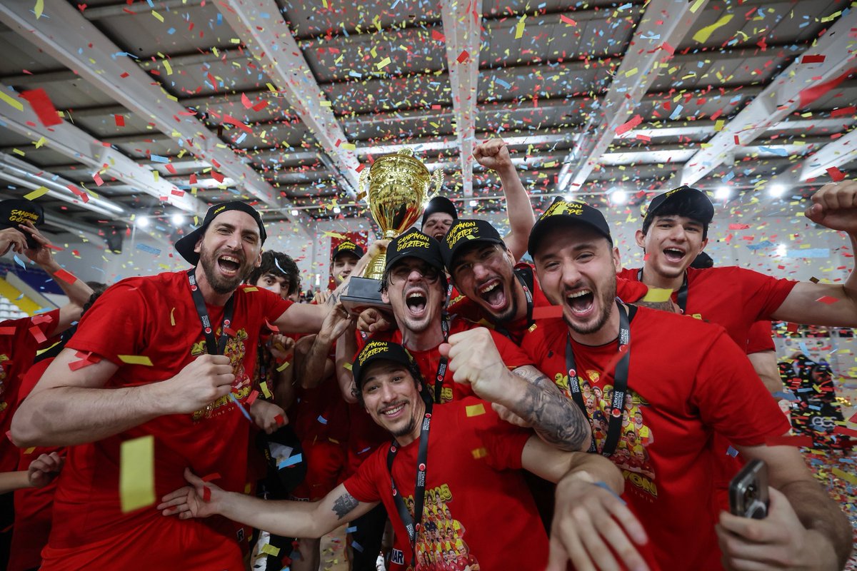 GoztepeBSKT's tweet photo. Şampiyonlar kupasıyla 🏆☺️

#GöztepeBasketbol 🐦‍🔥 #GözGöze100Sene https://t.co/qfyUiBd29j