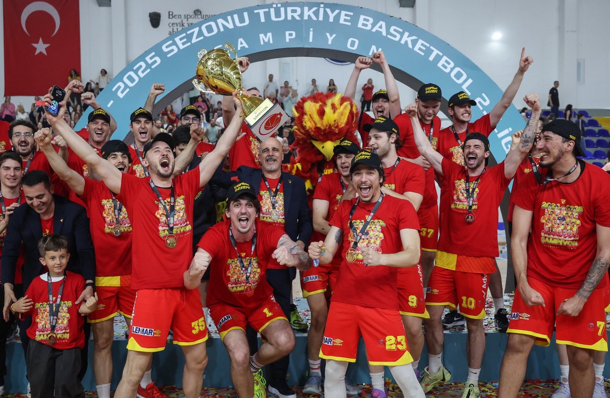 GoztepeBSKT's tweet photo. Şampiyonlar kupasıyla 🏆☺️

#GöztepeBasketbol 🐦‍🔥 #GözGöze100Sene https://t.co/qfyUiBd29j