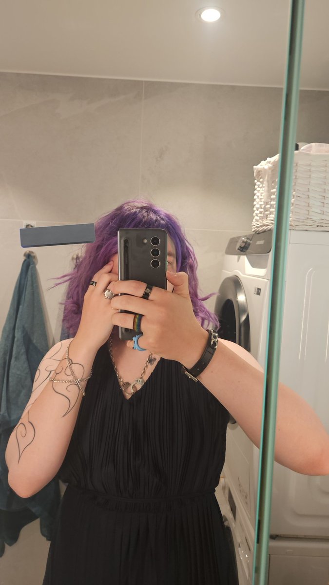 || happy 17th of May to me <3

And any other Norwegians, I guess, but I dunno how many of those are on my page??

Anyway, tell me I'm pretty or cute or sexy!! >:3