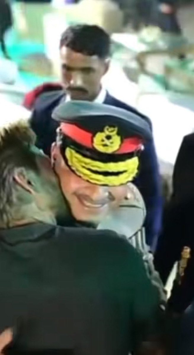 اس بیغیرت شاہد آفریدی کے آبائی علاقے برقمبر خیل وادی تیراہ میں شاید کوئی ایسا دن گزرتا کہ پاکی فوج کسی ایک شہری کو قتل نہ کرتی ھو،کبھی مارٹر گولا،کبھی نامعلوم افراد لیکن اس بیغیرت نے کبھی اُنکے لئے ایک لفظ نہیں کہا لیکن قاتل عاصم منیر کی چمیاں لے رہا ہے