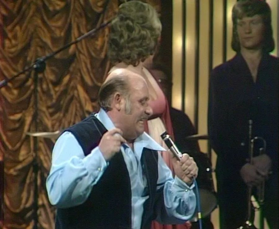 TalkingPicsTV's tweet photo. The "turns" at 🍺 THE WHEELTAPPERS AND SHUNTERS SOCIAL CLUB tomorrow, Sunday 18th May at 9:05pm include ⭐ #JulieRogers #RonnieDukes #RikkiLee #DustinGee #WildHoney and your host #BernardManning with #ColinCrompton your chairman #TPTVsubtitles https://t.co/5boHuGQrx8