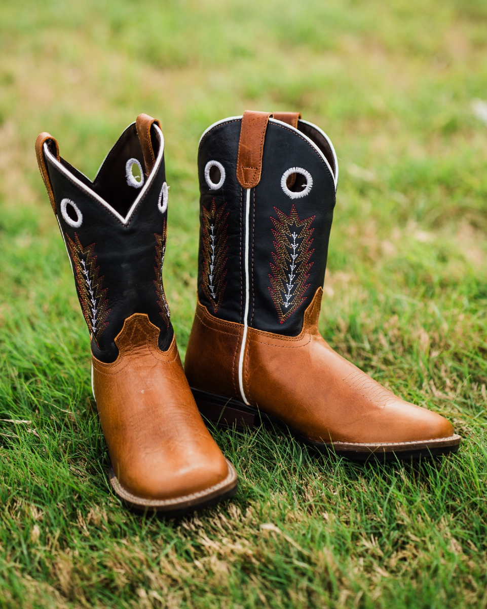 RoperWorld's tweet image. Your little ranch hands deserve real-deal western wear.

#TrueToTheWest #FamilyTradition #WesternForKids #HeritageStyle