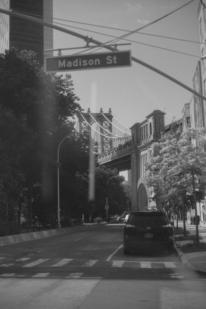 urbanxhorizons's tweet image. Black and white beauty on Madison Street, looking towards the magnificent Manhattan Bridge. 🖤 Classic New York vibes! Greetings from Bodrum! 🇺🇸🌉✨
 #NewYorkCity #ManhattanBridge #BlackAndWhite #NYC