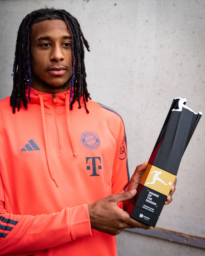 lnstantFoot's tweet photo. 🚨 OFFICIEL ! Micheal Olise 🇫🇷 remporte le prix de "𝗥𝗢𝗢𝗞𝗜𝗘 𝗗𝗘 𝗟𝗔 𝗦𝗔𝗜𝗦𝗢𝗡" en Bundesliga ! 🏆 🇩🇪

➡️ Ce trophée récompense le meilleur jeune joueur disputant sa première saison dans le championnat allemand. https://t.co/UnOBpu6p4J