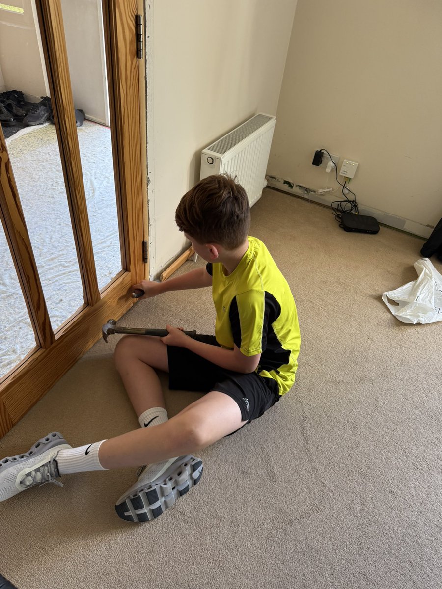 🧡🖤 Wee man living it up today while the Big Man earns his money for Europe 😀🧡🖤