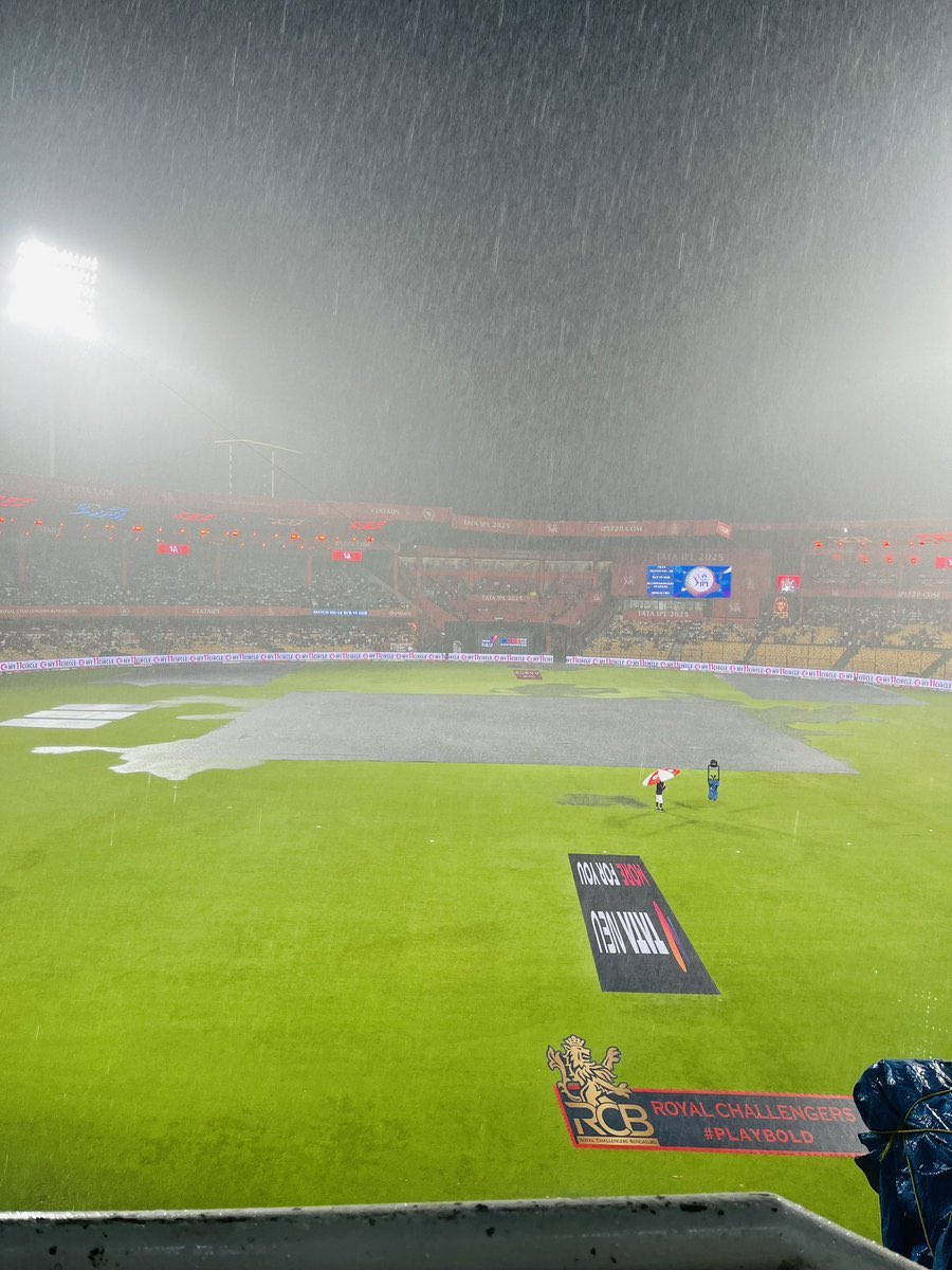 KhanSaima760's tweet image. Oh GOD, please stop the RAIN NOW. 😒

For Virat Kohli and his FANS.🙏🙏

1 LIKE for = If you wanna STOP rain.
1 retweet = If you wanna START match.
#RCBvKKR #RCBvsKKR #KKRvsRCB
#Chinnaswamy #chinnaswamystadiumOh