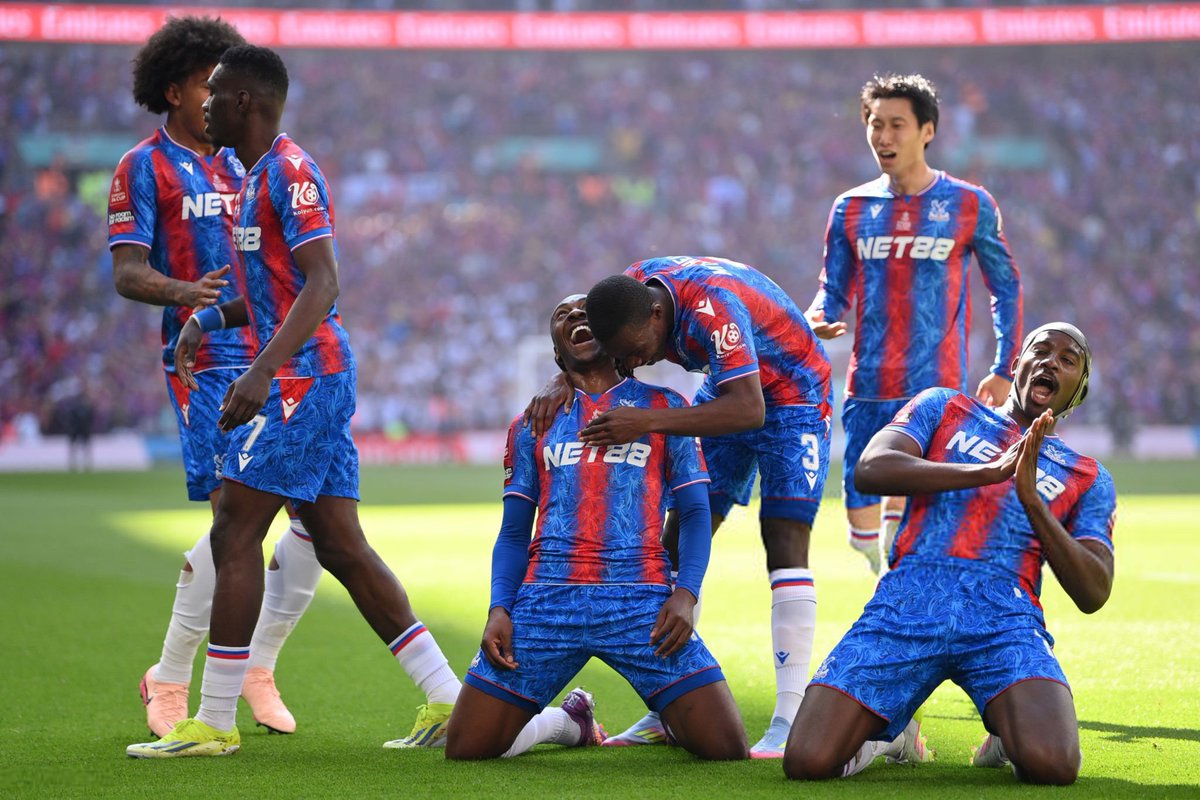 Actufoot_stats's tweet image. Le Crystal Palace remporte la FACUP pour la première fois de son histoire.

❌ 1989/90
❌ 2015/16
✅ 2024/25.

#FACupFinal