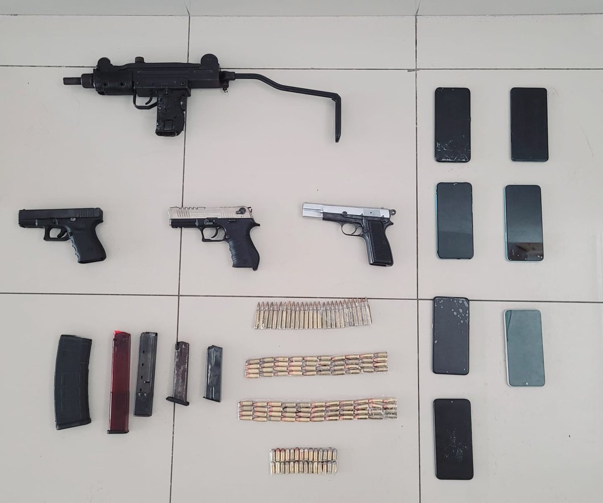 PoliciaEcuador's tweet image. #IMPORTANTE
#APREHENDIDOS 7 INTEGRANTES DEL GDOT "LOS TIGUERONES" POR TENENCIA DE ARMAS DE FUEGO
#PolicíaEcuador allanó 4 inmuebles donde se logró la aprehensión de 7 ciudadanos, quienes presuntamente se dedicarían a cometer delitos contra la vida, intimidación y extorsiones,…