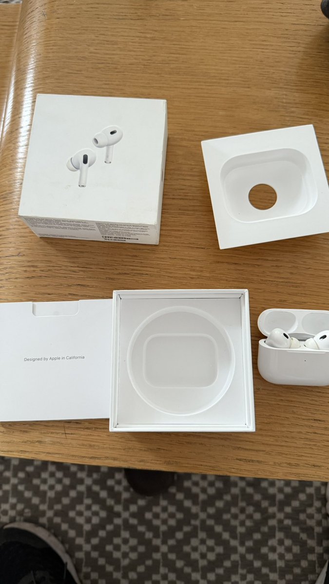 piojoxtreme's tweet photo. @ML_Mexico Hola, compré unos airpods en la tienda “oficial” de apple, me llagaron incompletos, usados y ya registrados desde 2023, el número de serie de la caja no coincidía con el de los airpods, los devolví y no quieren reembolsar por que en la devolución había “faltantes”! @Profeco