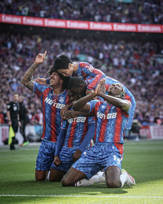 CuriosidadesPRL's tweet photo. 119 anos de história sem títulos importantes.

O time da região mais pobre de Londres, o bairro mais preto da Inglaterra. Uma região que sofre até hoje!

A torcida do Crystal Palace comemora o primeiro grande título de sua história!

Eles merecem! https://t.co/JO0AbkmdSh