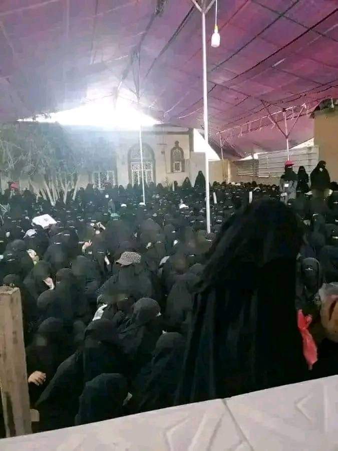 كل هذا الحشد عشان وجبة افطار مكونه من نفر رز وربع دجاج /وباقي خلف الهنجر اضعاف الذي بالصوره
لكم الله يا اهل اليمن 💔
