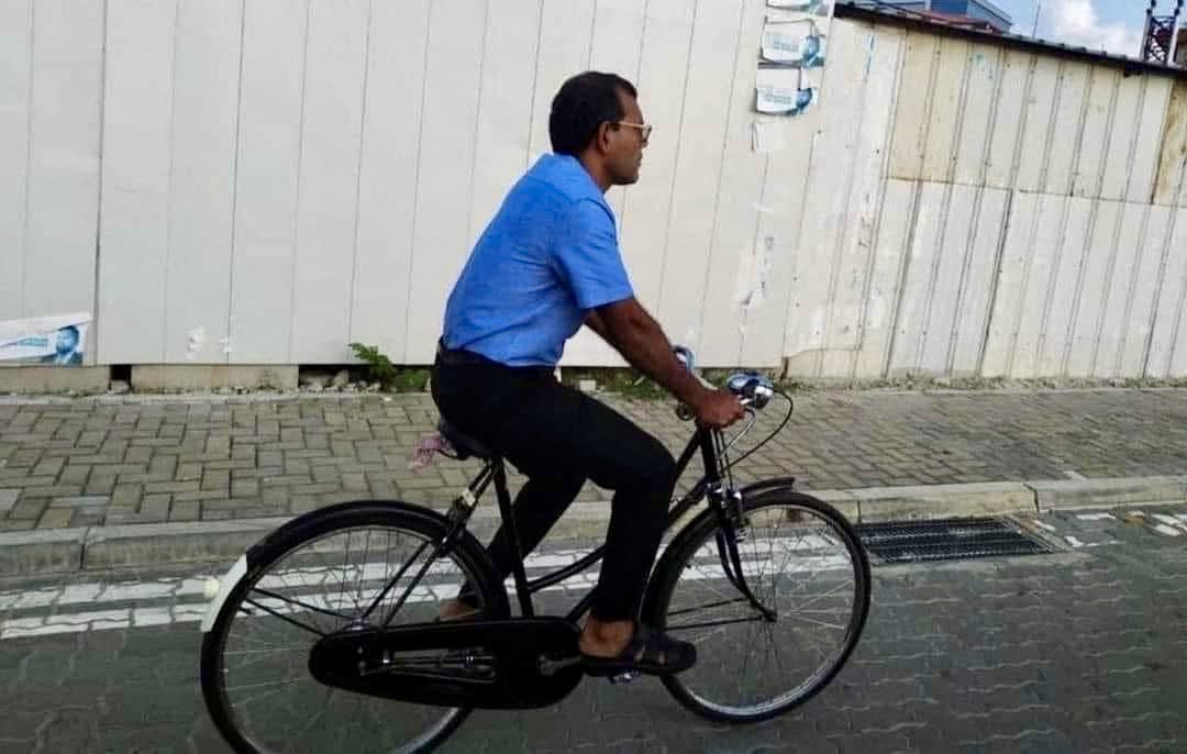 ޖަޒުބާތުގަޖެހި އެހިނދު މިމީހާއާއި އިނދިކޮޅަށް ތިބި މީހުންގެ %99މީހުން މިހިނދު ގަބޫލުކުރޭ އެދުވަހު އެޅުނީ ޅައެއްޗެއް ކަން.ހަގީގަތުގައިވެސް އެއީ މިގައުމު ދުށް އެއްމެހެޔޮ ވެރިކަން. 
އަމިއްލަ އެދުމެއް ނެތި ރައްޔިތުމީހާއަށް ހެޔޮގޮތެއް ހޯދަދޭން މަސައްކަތްކުރީ 
މި މީހާ
<a href="/MohamedNasheed/">Mohamed Nasheed</a>