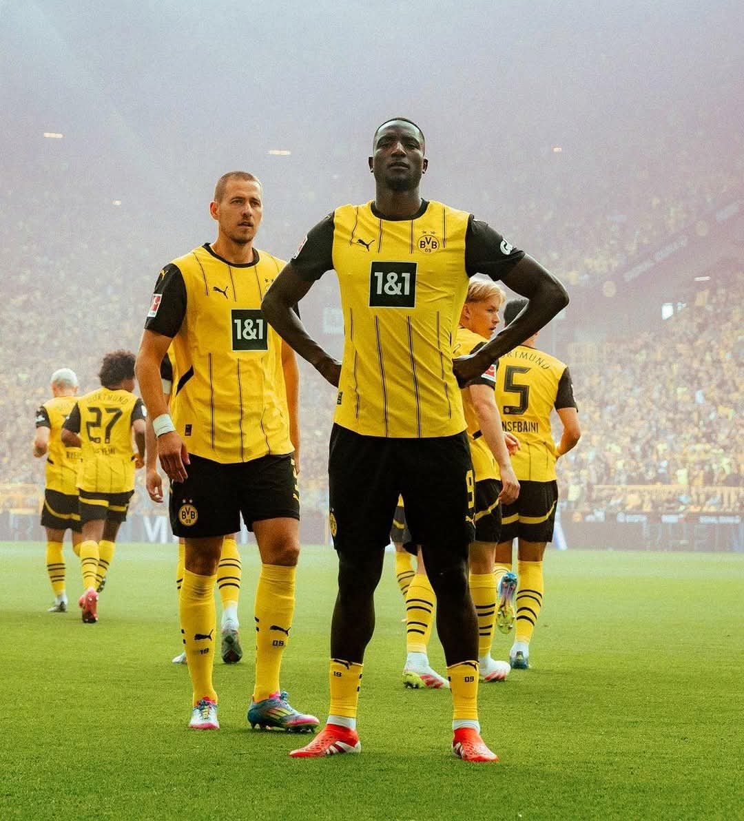 La première saison de Serhou Guirassy avec BVB
🏟️ 45 matches TCC
⚽️ 34 buts
🎯 9 passes décisives
1er joueur de BVB depuis 1959 à marquer plus de 20 buts en championnat lors de sa 1ere saison et co-meilleur buteur de LDC. Il finit 2e meilleur buteur de la Bundesliga avec 21 buts.