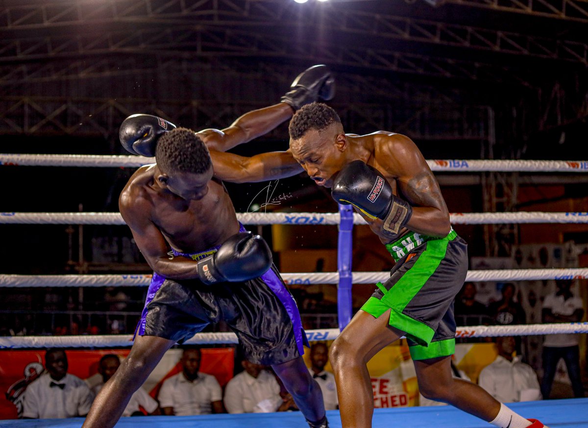 #UBCL Week 2 🔵Kizira Anwar (Ssaku BC) wins 4:1 split against 🔴Kazungu Frank (Kyanja BC)▪️Elite 63.5Kgs