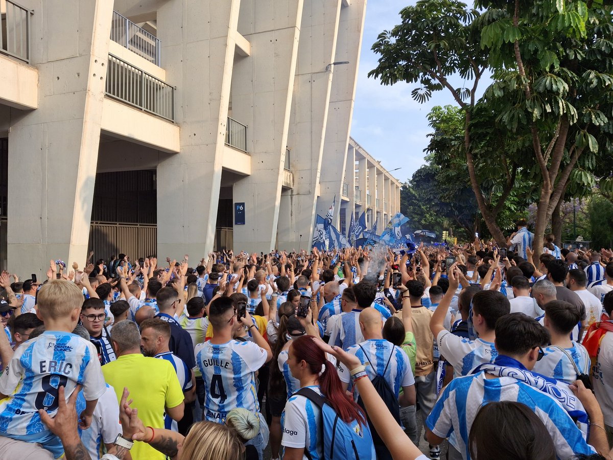 RadioMarcaMLG's tweet photo. ⚽️⚽️🔥🔥💙🤍 https://t.co/PlYXRnxDdq