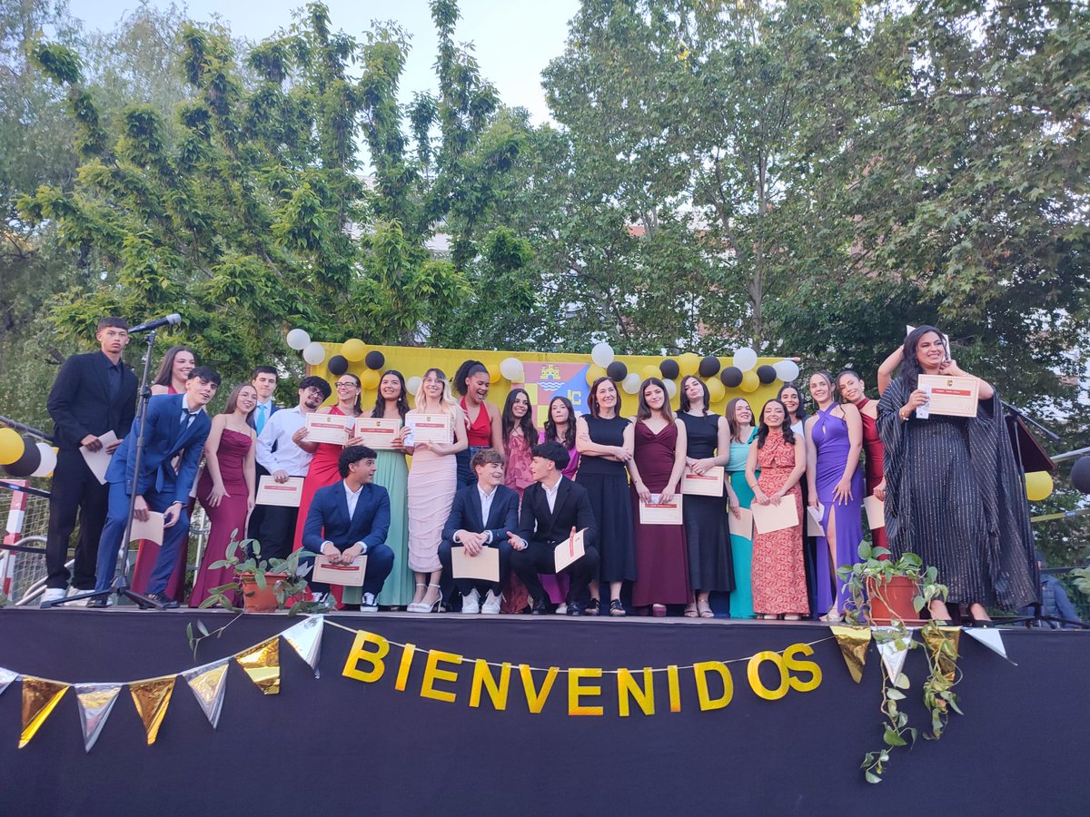El pasado viernes 17 de mayo celebramos la graduación de 2° de Bachillerato. Una ceremonia con unos discursos llenos de anécdotas bonitas y divertidas que sin duda nos sacaron una buena sonrisa. ¡Enhorabuena a nuestros chico/as! Lo mejor sin duda está por venir. #yosoydelcomplu