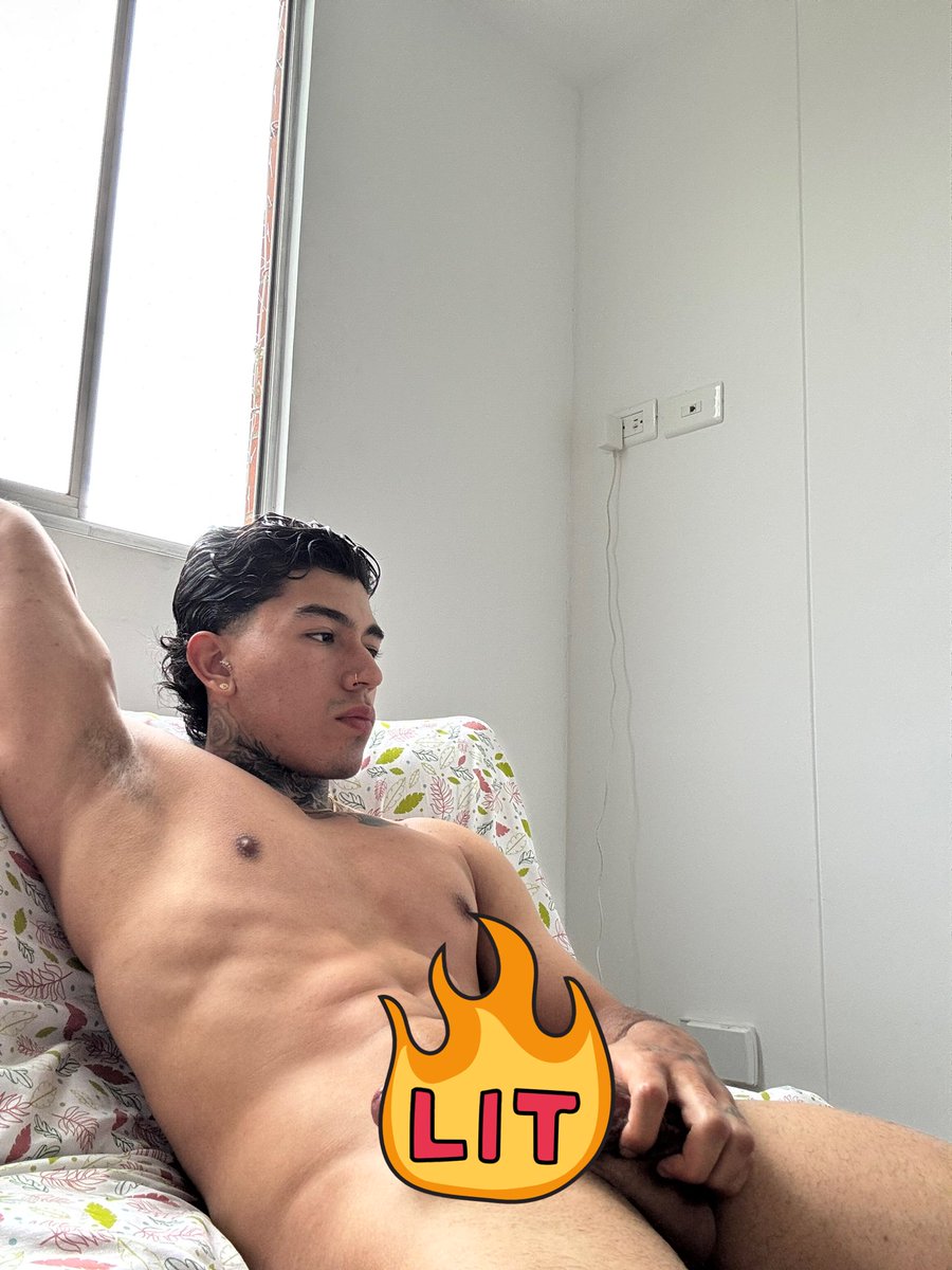 LAlejandro__'s tweet photo. Necesitas una donde sentarte? 😈😈 https://t.co/qT6lfeAwJj https://t.co/ujJrzJb6BY