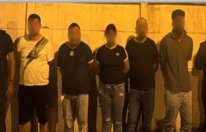 PoliciaEcuador's tweet image. #ATENCIÓN
EXTORSIONADORES APREHENDIDOS DEL GDOT "LOS TIGUERONES" EN #GUAYAQUIL
Mediante operaciones técnicas policiales, se logró la aprehensión en infracción flagrante de 5 antisociales vinculados presuntamente al delito de extorsión, en Pascuales, #GYE.
Los sujetos habrían…