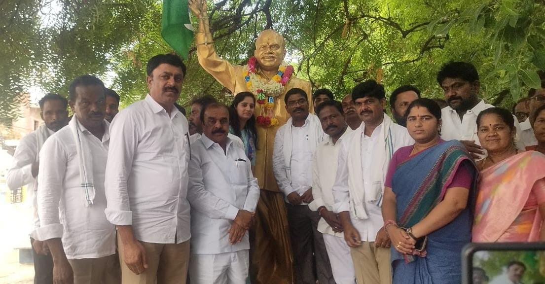 MpRangaiah's tweet photo. కళ్యాణదుర్గం YSRCP సమన్వయకర్త తలారి రంగయ్య ఆధ్వర్యంలో చేపట్టిన భారీ బైక్ ర్యాలీ

 బ్రహ్మాసముద్రంలో జెండా ఊపి ర్యాలీని ప్రారంభించిన జిల్లా అధ్యక్షులు అనంత వెంకట్రామిరెడ్డి...
#SaveRDT
#ysrcpTRupdates (2/2) https://t.co/kjtsJRH17r