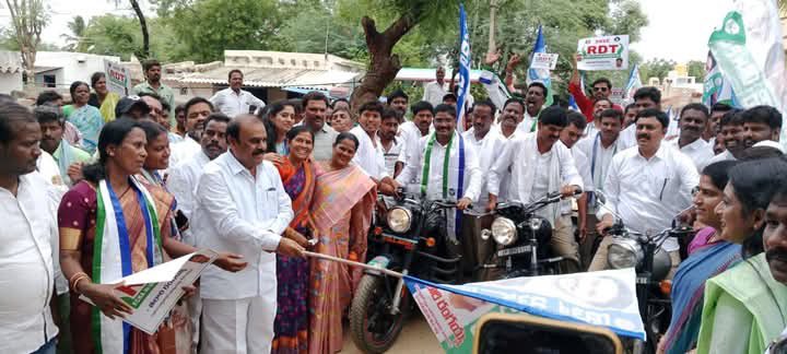 MpRangaiah's tweet photo. కళ్యాణదుర్గం YSRCP సమన్వయకర్త తలారి రంగయ్య ఆధ్వర్యంలో చేపట్టిన భారీ బైక్ ర్యాలీ

 బ్రహ్మాసముద్రంలో జెండా ఊపి ర్యాలీని ప్రారంభించిన జిల్లా అధ్యక్షులు అనంత వెంకట్రామిరెడ్డి...
#SaveRDT
#ysrcpTRupdates (2/2) https://t.co/kjtsJRH17r
