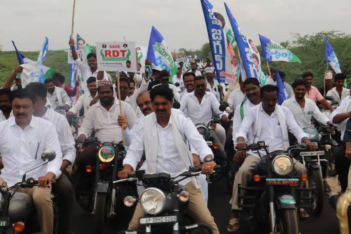 MpRangaiah's tweet photo. కళ్యాణదుర్గం YSRCP సమన్వయకర్త తలారి రంగయ్య ఆధ్వర్యంలో చేపట్టిన భారీ బైక్ ర్యాలీ

 బ్రహ్మాసముద్రంలో జెండా ఊపి ర్యాలీని ప్రారంభించిన జిల్లా అధ్యక్షులు అనంత వెంకట్రామిరెడ్డి...
#SaveRDT
#ysrcpTRupdates (2/2) https://t.co/kjtsJRH17r
