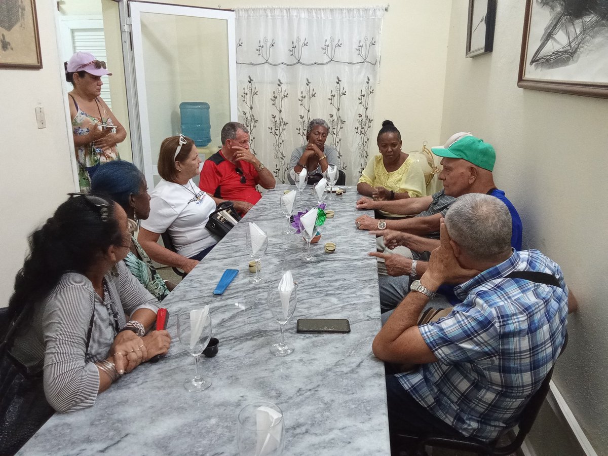 EducacionIJ's tweet photo. En este 45 Aniversario de la DME se comparten con los antecesores directivos que en su momento supieron defender la educación en el territorio.
@EducacionIJ .
@CubaMined .
@SentirPinero.
#DeCaraAlSol.
#SiempreAntimperialista . https://t.co/cybMhL6xWd