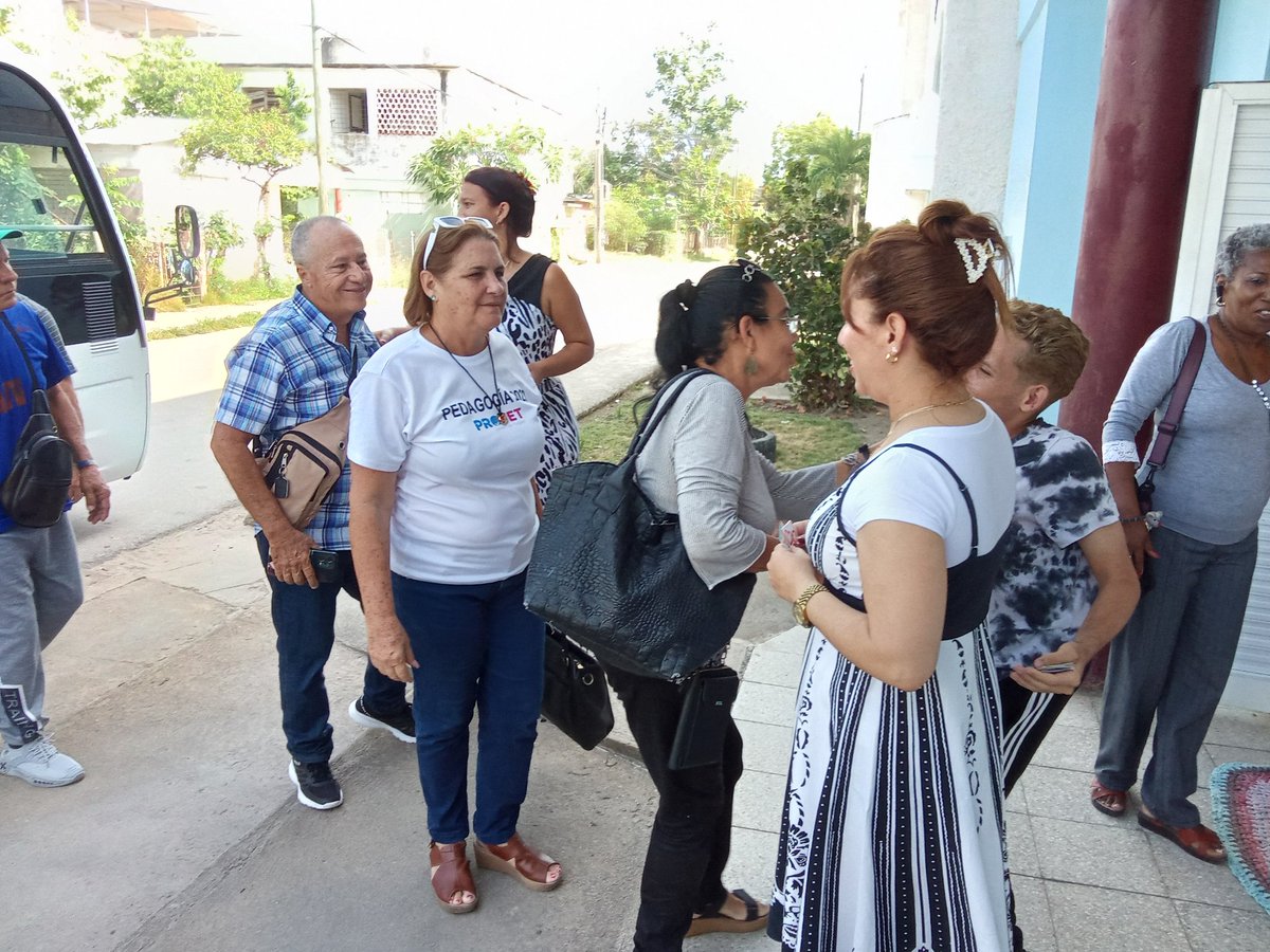 EducacionIJ's tweet photo. En este 45 Aniversario de la DME se comparten con los antecesores directivos que en su momento supieron defender la educación en el territorio.
@EducacionIJ .
@CubaMined .
@SentirPinero.
#DeCaraAlSol.
#SiempreAntimperialista . https://t.co/cybMhL6xWd