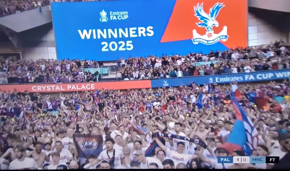 LFCAman's tweet photo. Congratulations to @CPFC, top set of fans, well deserved 👏🏻 https://t.co/LykNkq3UqE