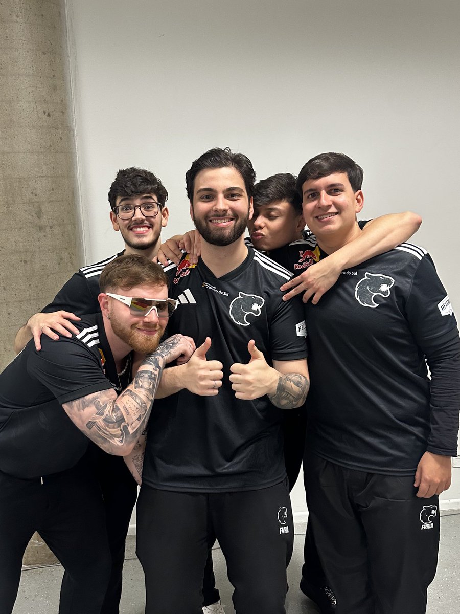 FURIA (@furia) on Twitter photo Todo o carinho do time pro cara que levou a #FURIAR6 pra GRANDE FINAL DO RE:L0:AD
O MVP de hoje só poderia ser ele: <a href="/kheyzefps/">FURIA Kheyze</a> 🦁
Nota: 147 🎖️
E.M: 32-13
P.R: 76% Todo o carinho do time pro cara que levou a #FURIAR6 pra GRANDE FINAL DO RE:L0:AD
O MVP de hoje só poderia ser ele: <a href="/kheyzefps/">FURIA Kheyze</a> 🦁
Nota: 147 🎖️
E.M: 32-13
P.R: 76%