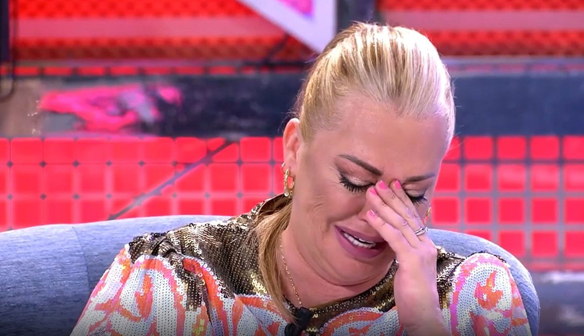 Yo durante la actuación de Melody / Yo durante las votaciones 

 #EurovisionRTVE