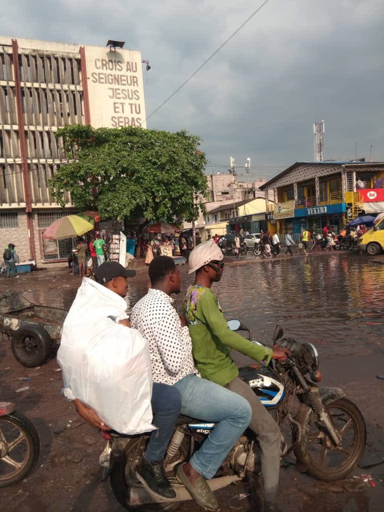 Habacuc FALIALA KIZA (@falialakiza) on Twitter photo Rond point victoire de Kinshasa sous l'UDPS !! Rond point victoire de Kinshasa sous l'UDPS !!