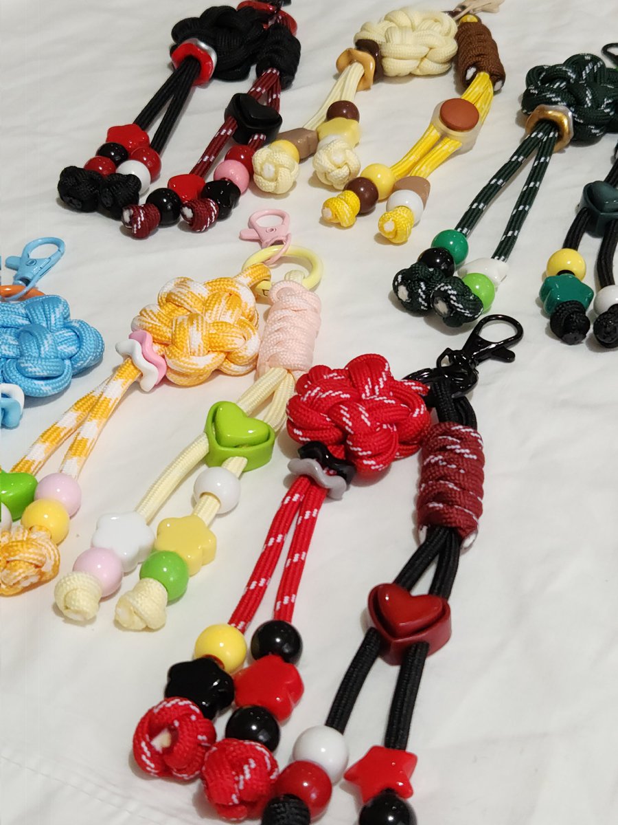 ktchewy's tweet photo. followed some paracord braiding and knot tying tutorials on XHS lol
the butterfly knot is for myself and the rest are surprise gifts for my homies 🤭 https://t.co/8Gl6ohOnKc
