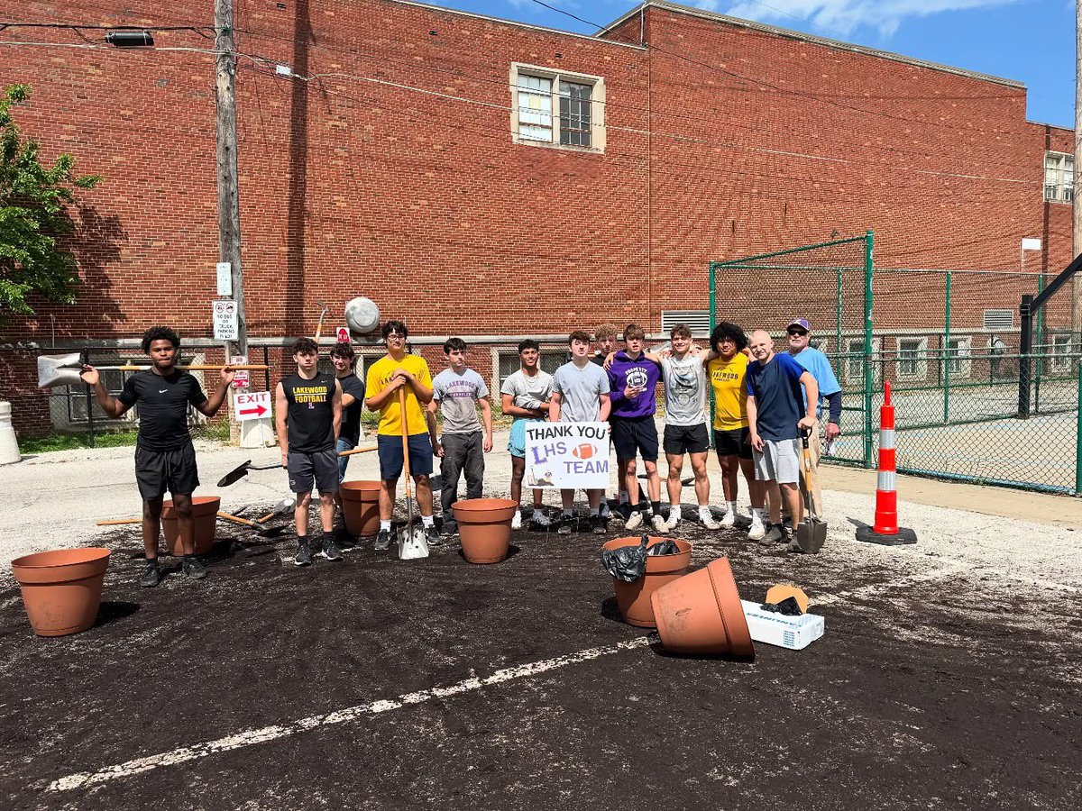Big shout out to the high school guys who shoveled ALL that humus for #KeepLakewoodBeautiful this morning!

Football teaches you hard work and giving back to those around you!

#Homegrown