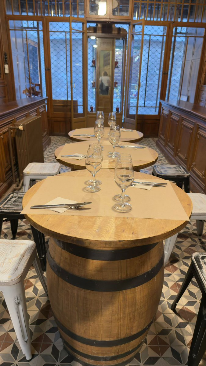 CSikarra's tweet photo. L' Aula de Selecte, un espai per gaudir dels millors vins, ben explicats i millot maridats, dins una antiga merceria guissonenca.
#Guissona #enologia #tastdevins https://t.co/mZfJUZL27g