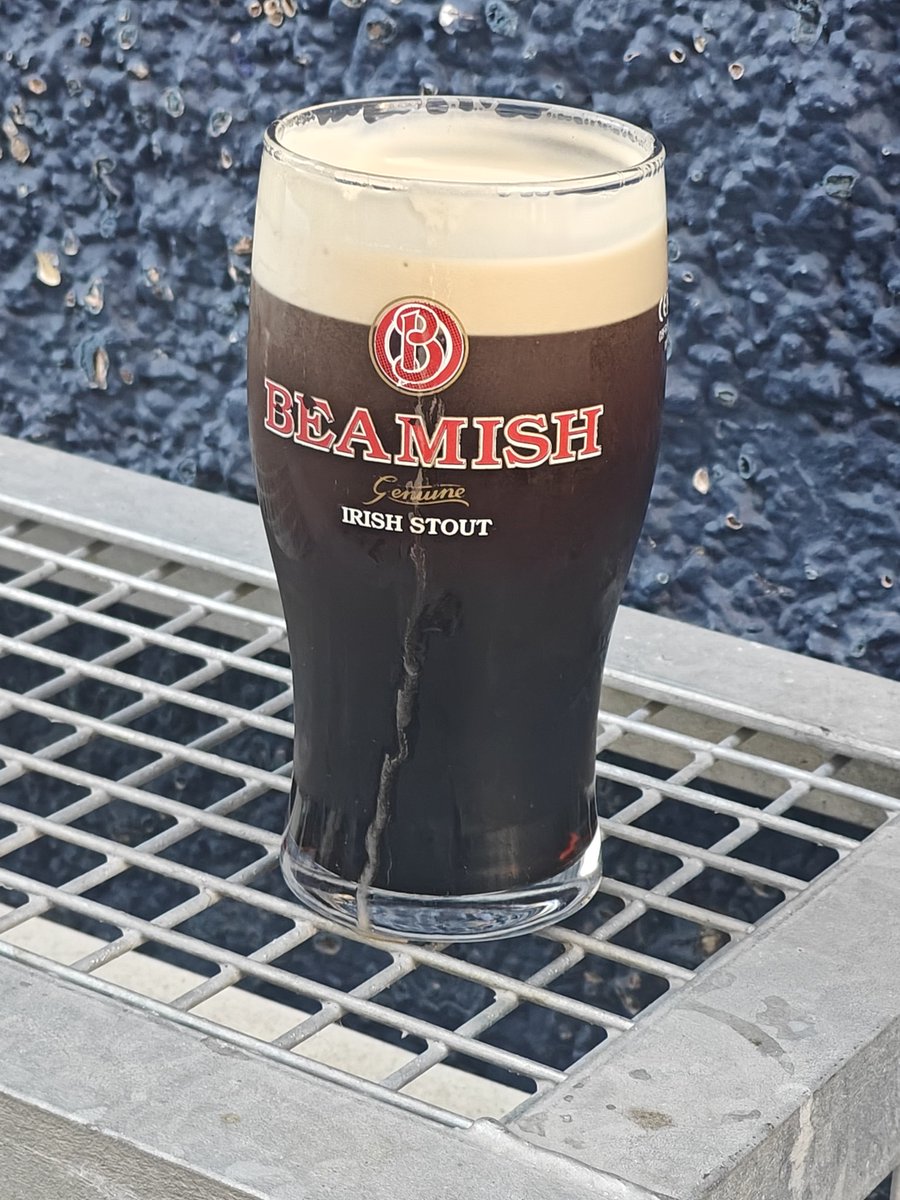RebelStout's tweet photo. I know I spilled the B 😲 a 9 on dá Richter...€5.80 in the holiest of shrines...Sin é  ....Cork .... Booooyyy https://t.co/5MdIsUQade