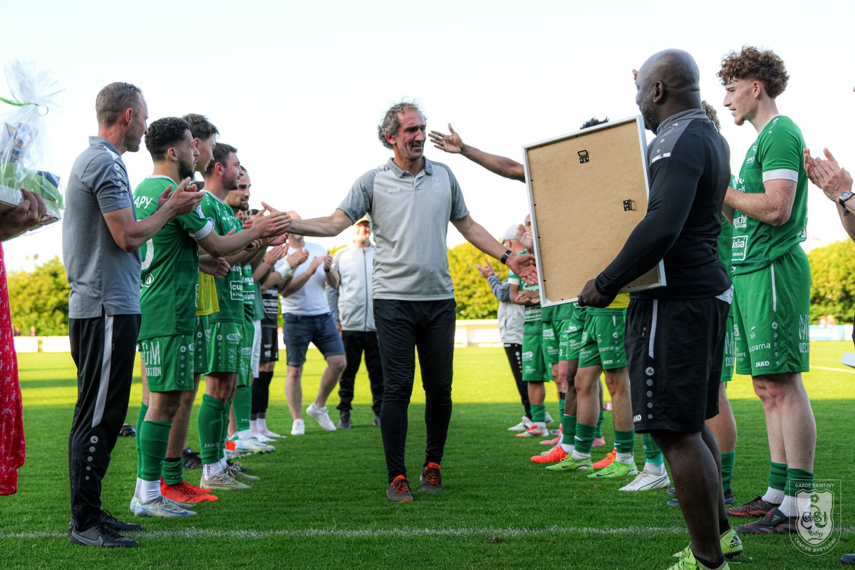 GSIPontivy's tweet photo. 𝐋'𝐡𝐨𝐦𝐦𝐚𝐠𝐞 𝐝'𝐮𝐧 𝐠𝐫𝐨𝐮𝐩𝐞 🙌

#𝗞𝗶𝘁𝗔𝗿𝗚𝘄𝗮𝗿𝗱 💚🤍 https://t.co/9zkaxoVb7q