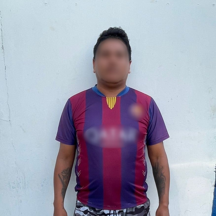 PoliciaEcuador's tweet image. APREHENDIDO POR EL DELITO DE ASESINATO
Tras un hecho ocurrido en el sector La Libertad #SantaElena, en el que tres personas fueron victimadas, inmediatamente se activaron las acciones operativas e investigativas, logrando la aprehensión de un ciudadano por el presunto delito de…