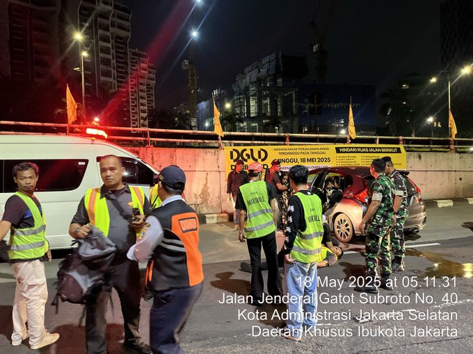 Radio Elshinta (@radioelshinta) on Twitter photo 05.41: <a href="/TMCPoldaMetro/">TMC Polda Metro Jaya</a>: Telah terjadi kecelakaan lalu lintas yang dialami sebuah kendaraan minibus di Jl Gatot Subroto no 40 Jakarta Selatan, saat ini sedang dalam penanganan Petugas.
#InfoLalinElshinta 05.41: <a href="/TMCPoldaMetro/">TMC Polda Metro Jaya</a>: Telah terjadi kecelakaan lalu lintas yang dialami sebuah kendaraan minibus di Jl Gatot Subroto no 40 Jakarta Selatan, saat ini sedang dalam penanganan Petugas.
#InfoLalinElshinta