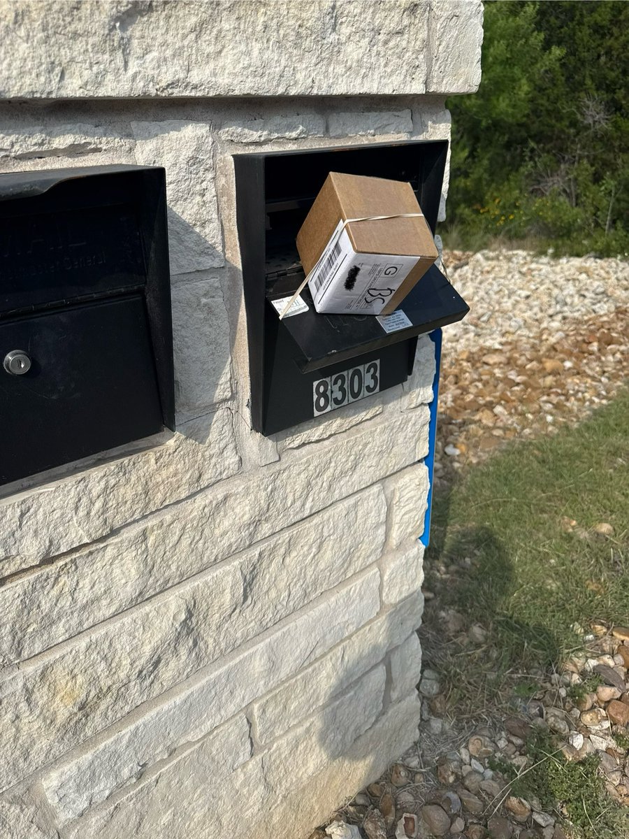 SweetT3939's tweet photo. @USPS you can’t make this up. The mail carrier used a rubber band to secure this to the lid. Left it open for  theft. What this picture doesn’t show is our door where he/she could have placed it or the package locker (located beside the mailbox) that they could have used. https://t.co/Z62yMgmtDD