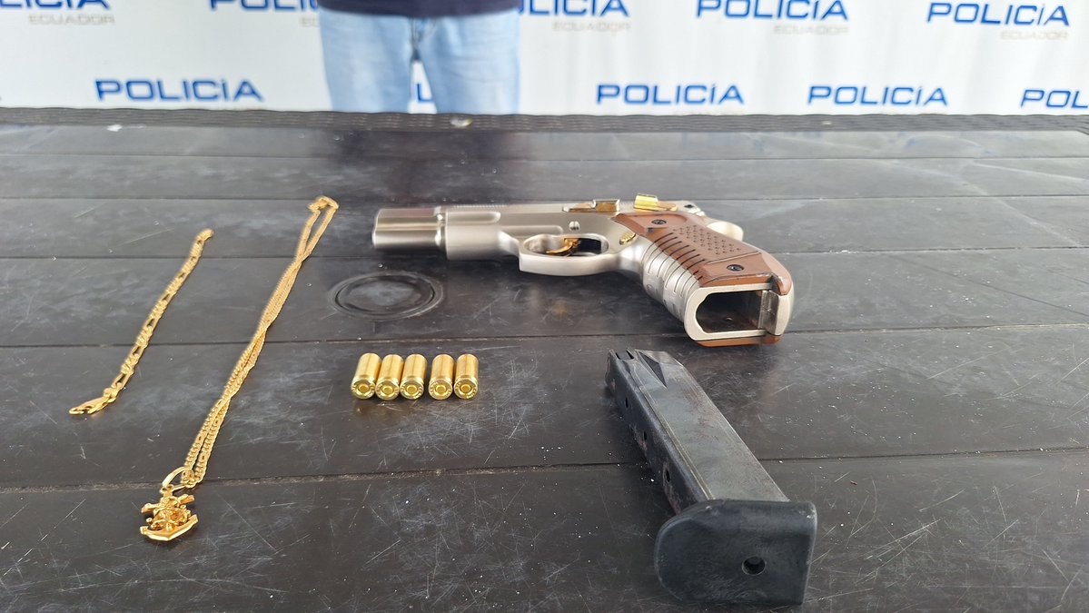 PoliciaEcuador's tweet image. APREHENDIDO POR ROBO Y PORTE ILEGAL DE ARMA
Mediante acciones operativas e investigativas en #Machala, en infracción flagrante fue aprehendido un ciudadano quien tenía en su poder un arma de fuego y estaría vinculado al delito de robo.
Fue puesto a órdenes de la autoridad…